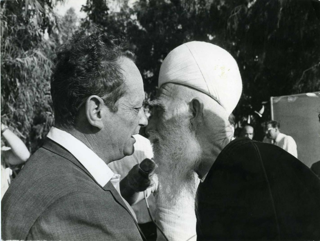 יגאל אלוון עם שיח' אמין טריף במפגש האביב 1970